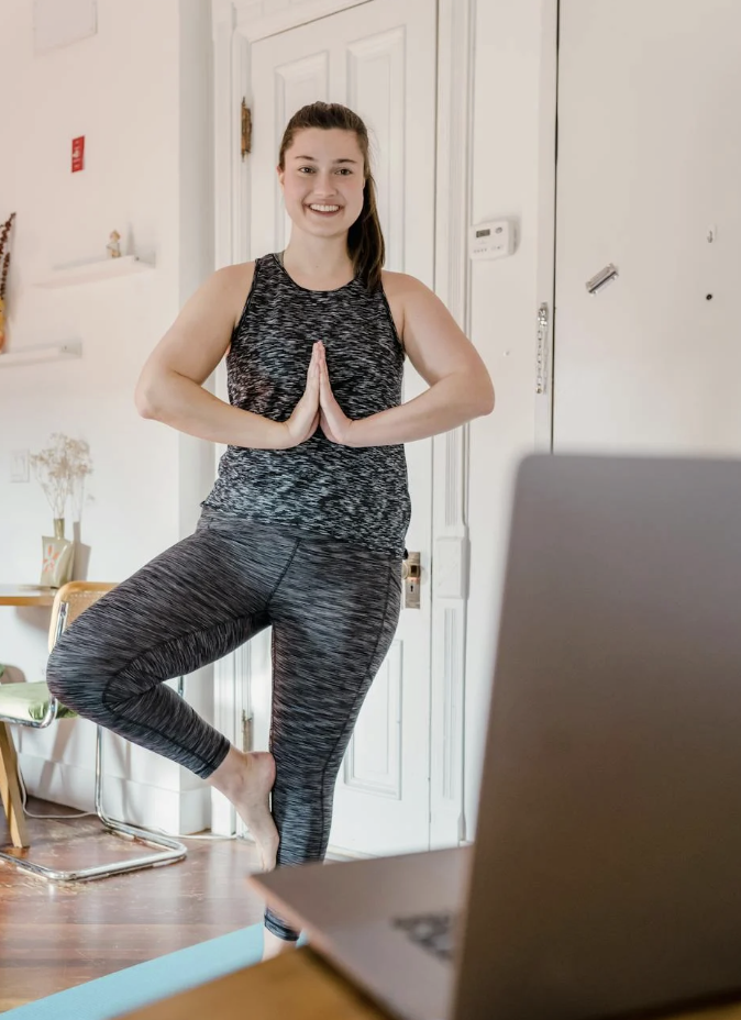 Yogautbildning på distans. Yoga online.