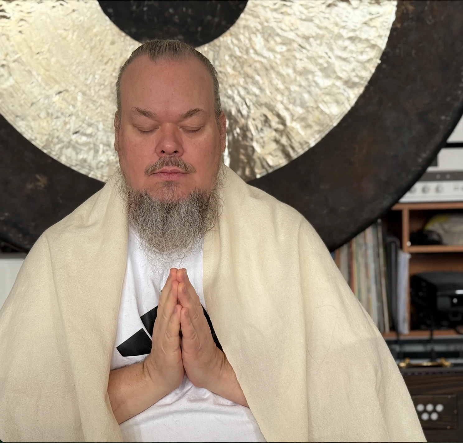 Tomas Sandehorn lär ut Yoga mot stress, oro och nedstämdhet.