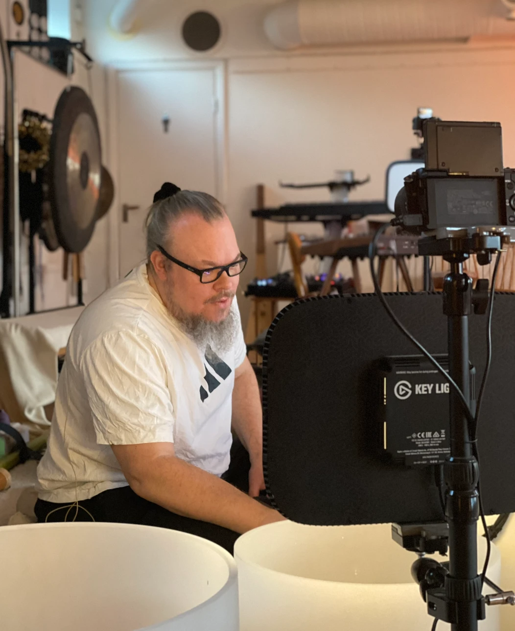 Gratis yogautbildning - Yoga mot stress och oro med Tomas Sandehorn på Kundaliniyoga Akademin.