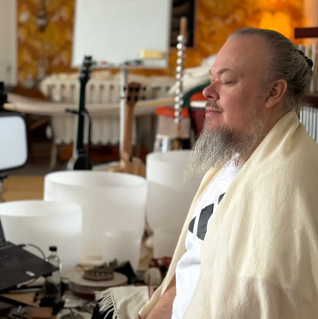 Tomas Sandehorn är yogalärare och leder onlinekursen Yoga mot stress